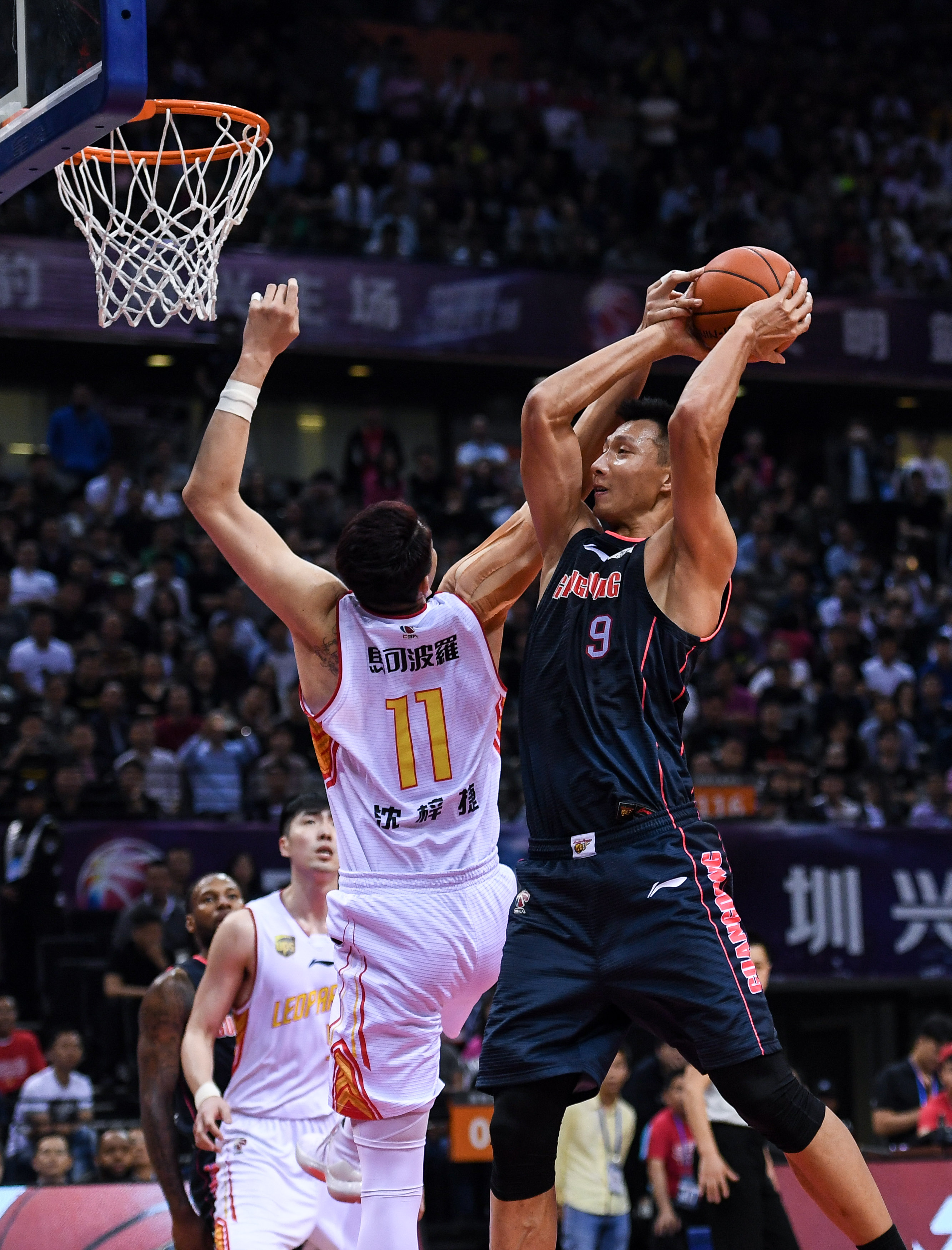 夹制造持球 夹制造持球